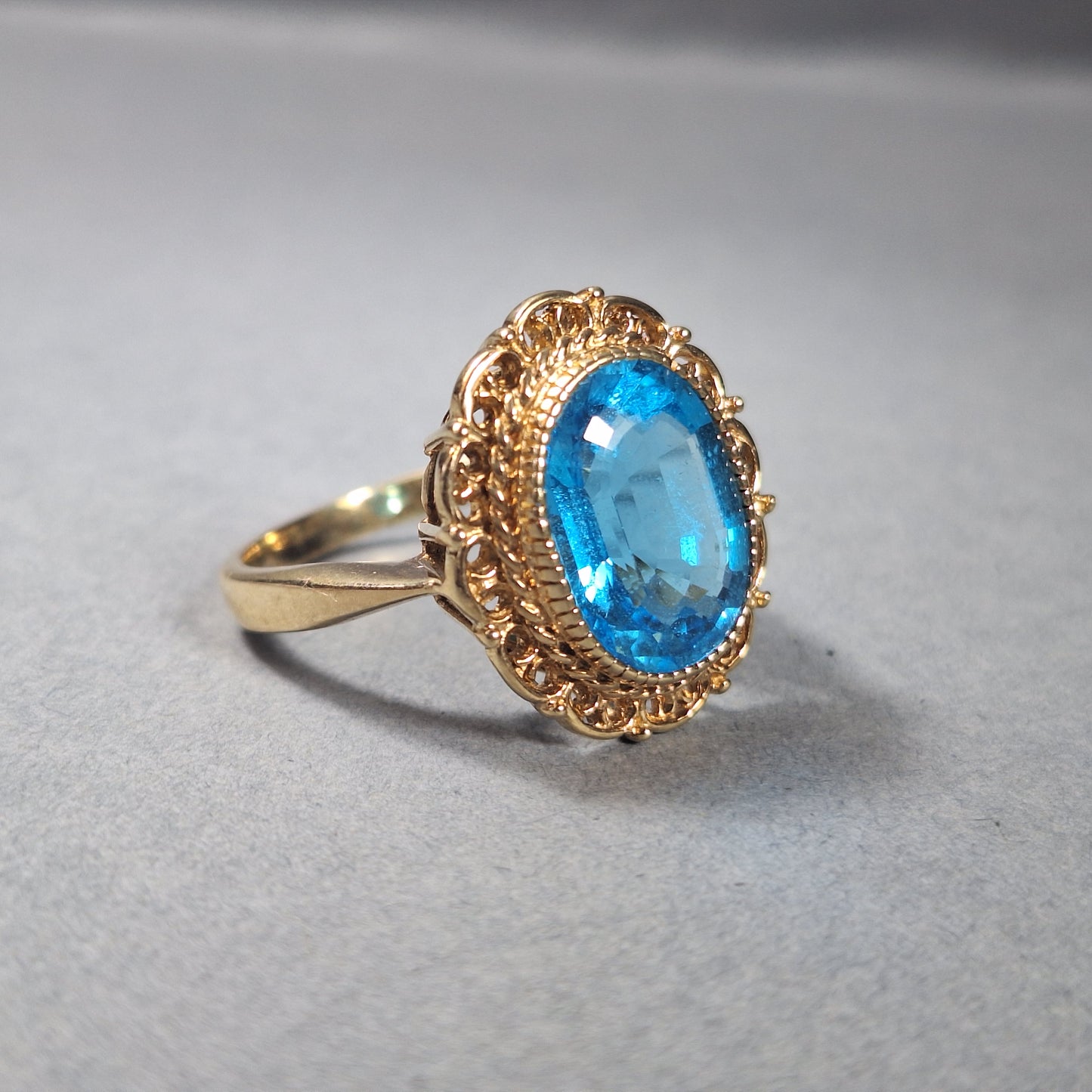 Vintage 9ct yellow gold Blue Topaz ring